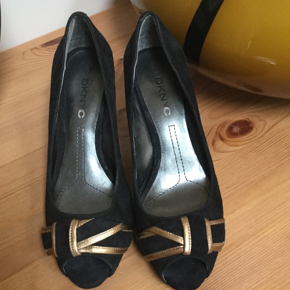 HOST PIC 2X 🎉DKNYC 🎉Suede &Gold 3.5+" Heels